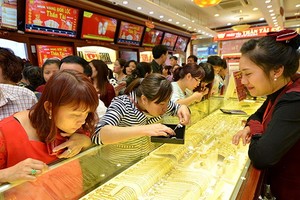 消費者在選購黃金首飾。