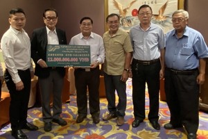 萬盛發集團代表張豐裕(左二)向二府會館理事會代表捐贈重修善款。