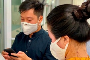 民眾使用Bluezone。