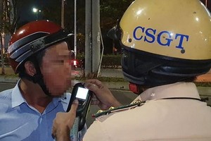 本市交警正在進行呼氣式酒精測試。