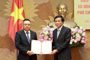 新任國會辦公廳副主任陳士清（左）從國會辦公廳主任、國會秘書長阮幸福阮幸福手中接過人事委任《決定》。（圖源：中成）