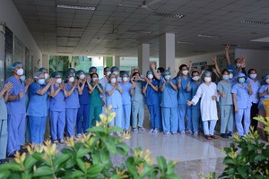 峴港醫院醫護人員慶祝解封。（圖源：峴港CDC）