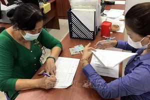 受疫情影響的勞動者簽領補助金。（圖源：越通社）