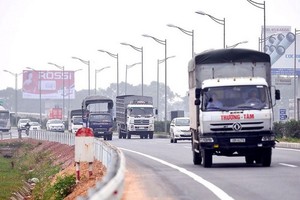 卡車在河內-太原高速公路行駛。