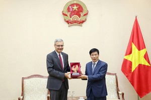 文體與旅遊部長阮玉善（右）向法國駐越南大使尼古拉斯‧華納贈送紀念品。（圖源：）