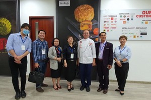 亞洲餅家總經理高肇力（右三）同第五郡商會代表團合影留念。