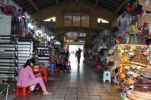 濱城市場生意冷淡，顧客寥寥無幾。