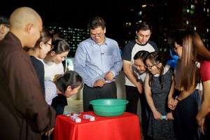 學員們參加“投針驗巧”遊戲。