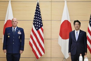 日本首相安倍晉三27日在官邸與訪日的美國太空司令部司令雷蒙德舉行會談。（圖源：共同社）