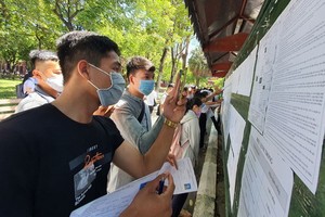 考生查看高中畢業考試的分數。（圖源：互聯網）