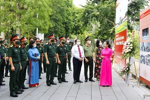 “胡志明主席陵-永久花園”圖片展吸引了各界觀眾前來觀賞。（圖源：青玄）