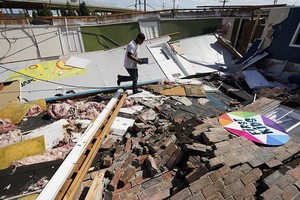 當地時間8月27日，美國德州橘縣的第一五旬節教堂被四級的勞拉颶風摧毀，班哲明·魯納幫助從兒童區收拾東西 。（圖源：AP）