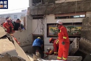 消防救援人員在坍塌現場施救。（圖源：視頻截圖）