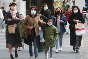 疫情期間，台灣實施實名制買口罩。（圖源：AP）