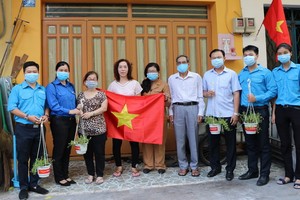 公寓居民獲贈送國旗和盆栽。