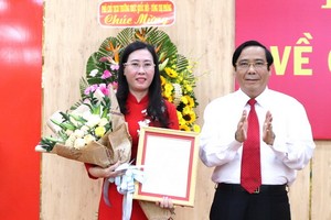 新任廣義省委書記裴氏瓊雲（左）接領人事委任《決定》。（圖源：廣義報）