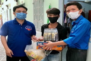 平陽省勞動聯團代表向受疫情影響的檳吉市貧困工人贈送食品。（圖源：金霞）