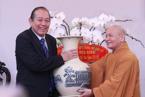 政府常務副總理張和平（左）向越南佛教教會理事會主席釋善仁贈送禮物。（圖源：VNA）