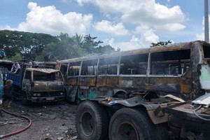 這場火警把約10輛車全被燒毀。（圖源：韓飛）