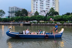 坐划船遊覽饒祿-氏藝行程備受遊客歡迎。（圖源：SBT）