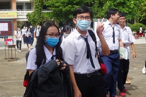 參加高中畢業試的考生。（圖源：秋心）