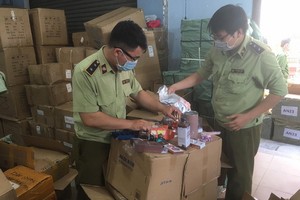 市場管理局所屬第一隊檢查時人贓並獲一個集裝箱正準備在位於第八郡富定街12號的倉庫集結產品。（圖源：阮智）