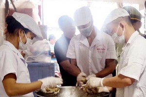 消費者應購買確保食品衛生安全的 中秋節食品。