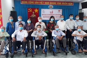 慈善團向家境貧困的殘疾人士贈送手推及手搖輪椅。