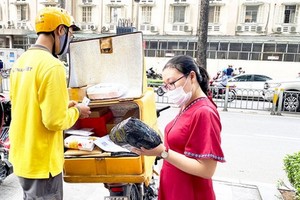 消費者正在收貨。
