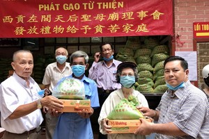 林和會長(左)與雙成隆安有限公司丁文森(右)向窮人贈送禮物。