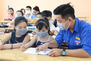 除了開辦溫情班，阮富維進還直接教導學生們學習英文。