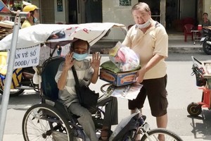 鳴才旅遊公司王一鳴向窮苦人家贈送禮物。