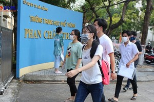 峴港市高考生步入考場。（圖源：黎心）