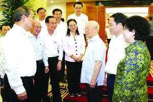 黨中央總書記、國家主席阮富仲與本市領導交談。