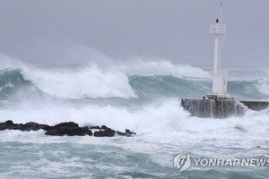 9月6日，在濟州西歸浦前海，颱風掀起巨浪。（圖源：韓聯社）