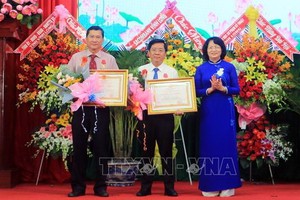 鄧氏玉盛副主席（右）向永隆省2名出色模範個人頒發二等勞動勳章。（圖源：越通社）