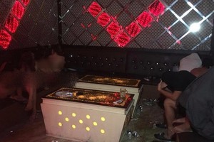 職能力量當場查獲5名女人員脫衣跳舞陪唱。（圖源：警方提供）