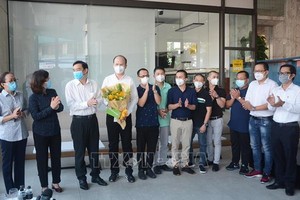 峴港市領導在歡送時刻向本市協助抗疫醫生團贈送鮮花表示謝意。（圖源：越通社）