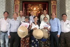 鄭鑫發(左二)、曾業文(右二)與值理會成員向窮人贈送禮物。