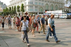 圖為西方遊客遊逛本市街頭。（示意圖源：互聯網）