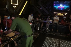 職能力量對“永祿”錄音室進行突擊檢查時現場。（圖源：清明）