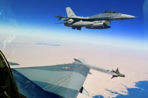 伊拉克安全部隊的F-16戰機在空中偵察。（圖源：互聯網）