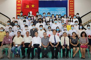 蘇建源董事長（右四）和范興主任（左五）以及各位老師同獲獎學生大合照。