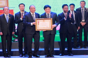 政府總理阮春福（左三）向越南之聲廣播電台頒授一等勞動勳章。（圖源：VTC News）