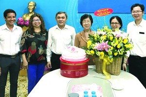 市民族處主任黃文鴻玉(左三)與各代表向劉金華同志(右三)祝賀。