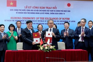 衛生部代部長阮清隆與山田多喜男大使簽署防疫贊助公函。（圖源：衛生部）