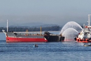 消防船趕往現場滅火救援。（圖源：M.Q）