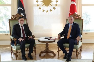 9月6日下午，土耳其總統埃爾多安（右）和到訪的利比亞民族團結政府總理薩拉傑在伊斯坦布爾舉行會談。（圖源：互聯網）