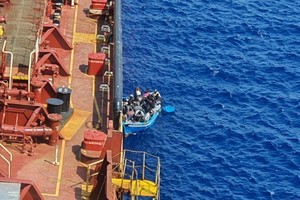 丹麥馬士基航運集團旗下的一艘油輪8月初救起一艘載著27名移民的小船。（圖源：Maersk Tankers）