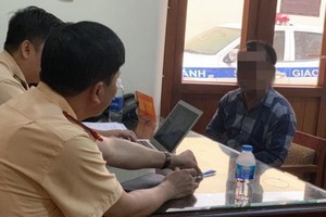 揮刀砍破客車後視鏡的集裝箱牽引車司機蔡平雲昨(8)日前往公安派出所自首。（圖源：裴思）